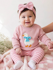 Conjunto Bebê Menina Moletom Ganso 3D e Calça Listrada