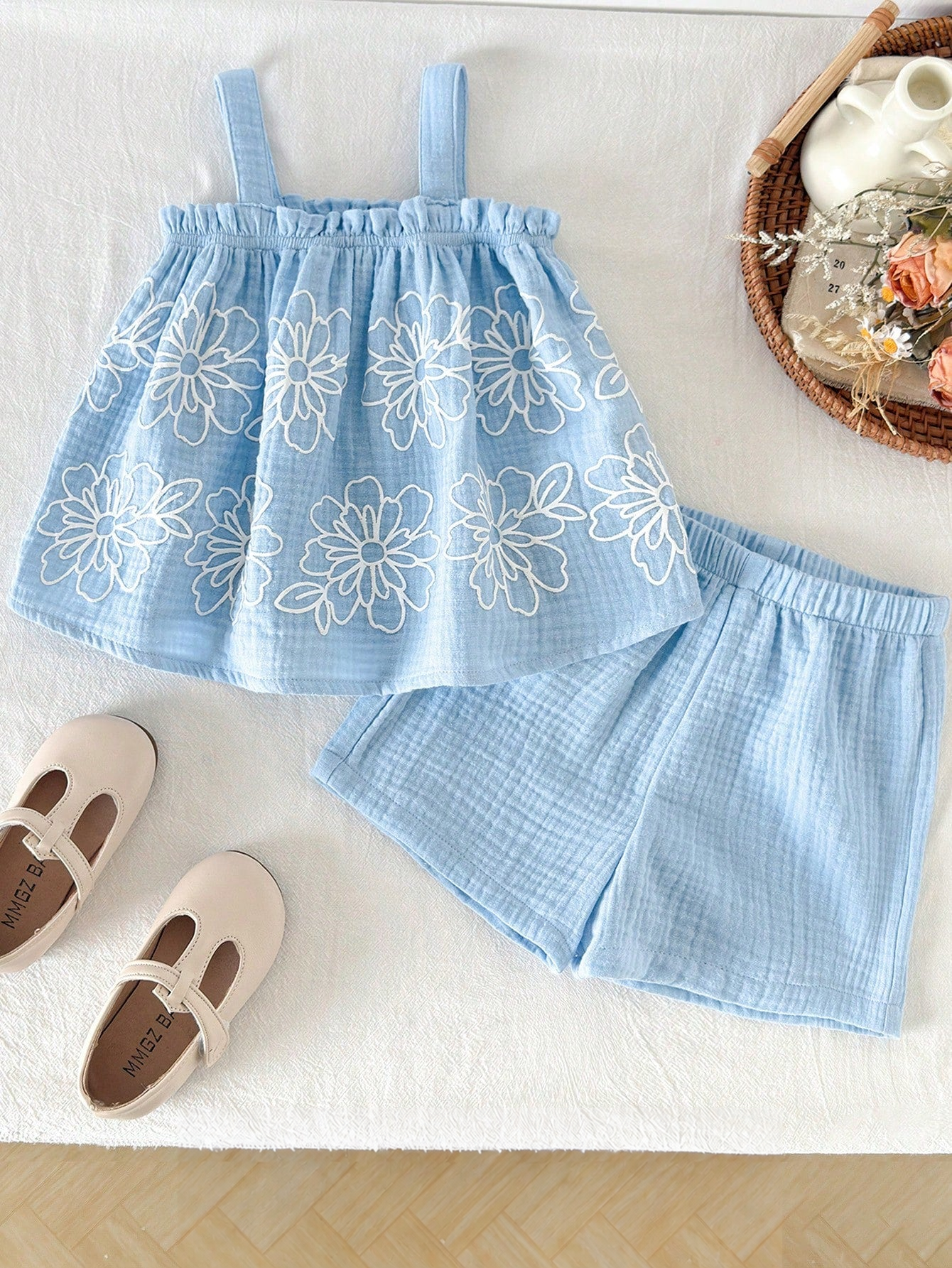 Conjunto Bebê Menina Blusa Floral Bordada e Shorts Musselina