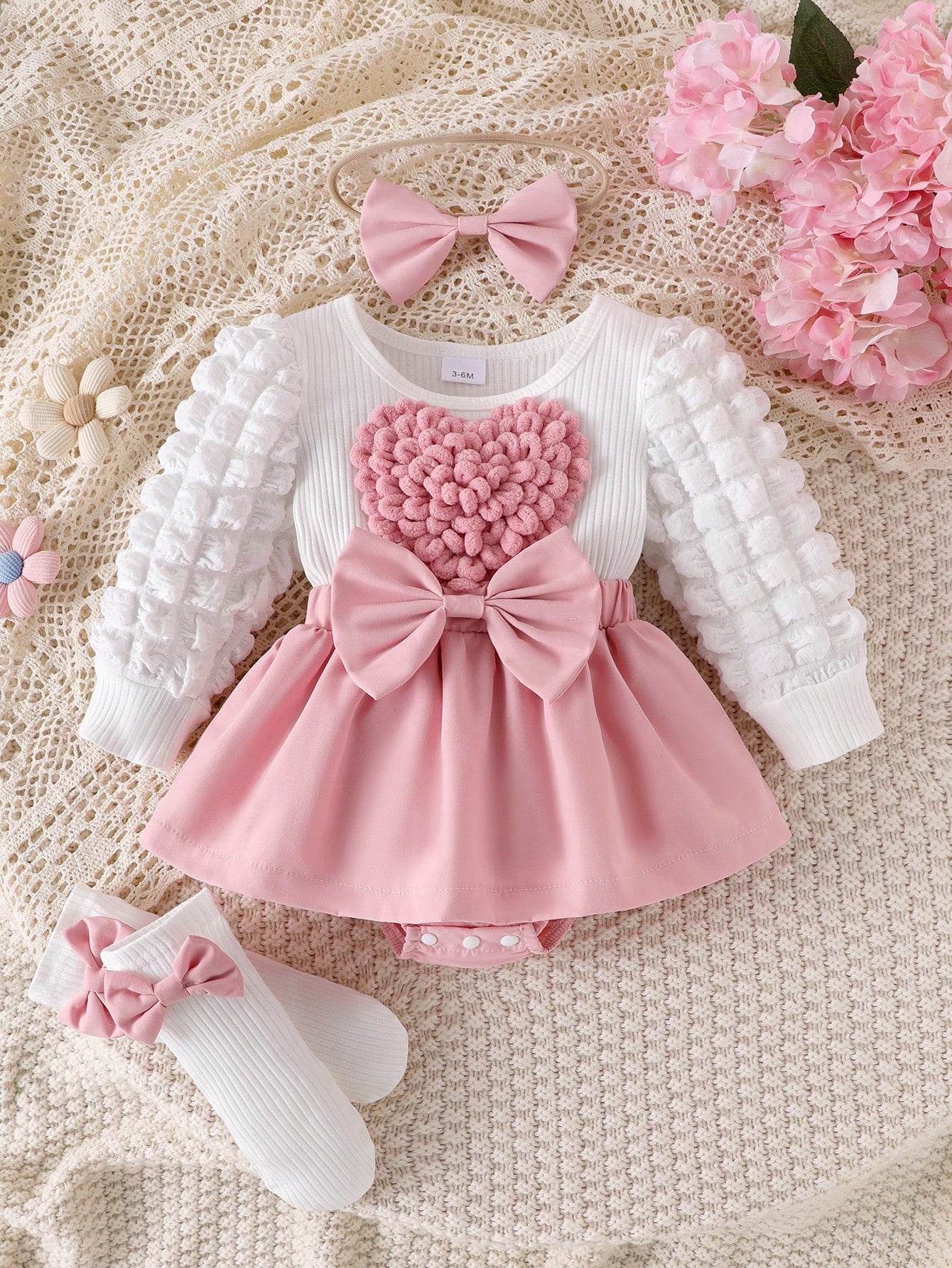 Conjunto Body Vestido Bebê Menina Kit 4 Peças Coração 3D Laço Manga Bufante Faixa e Meia