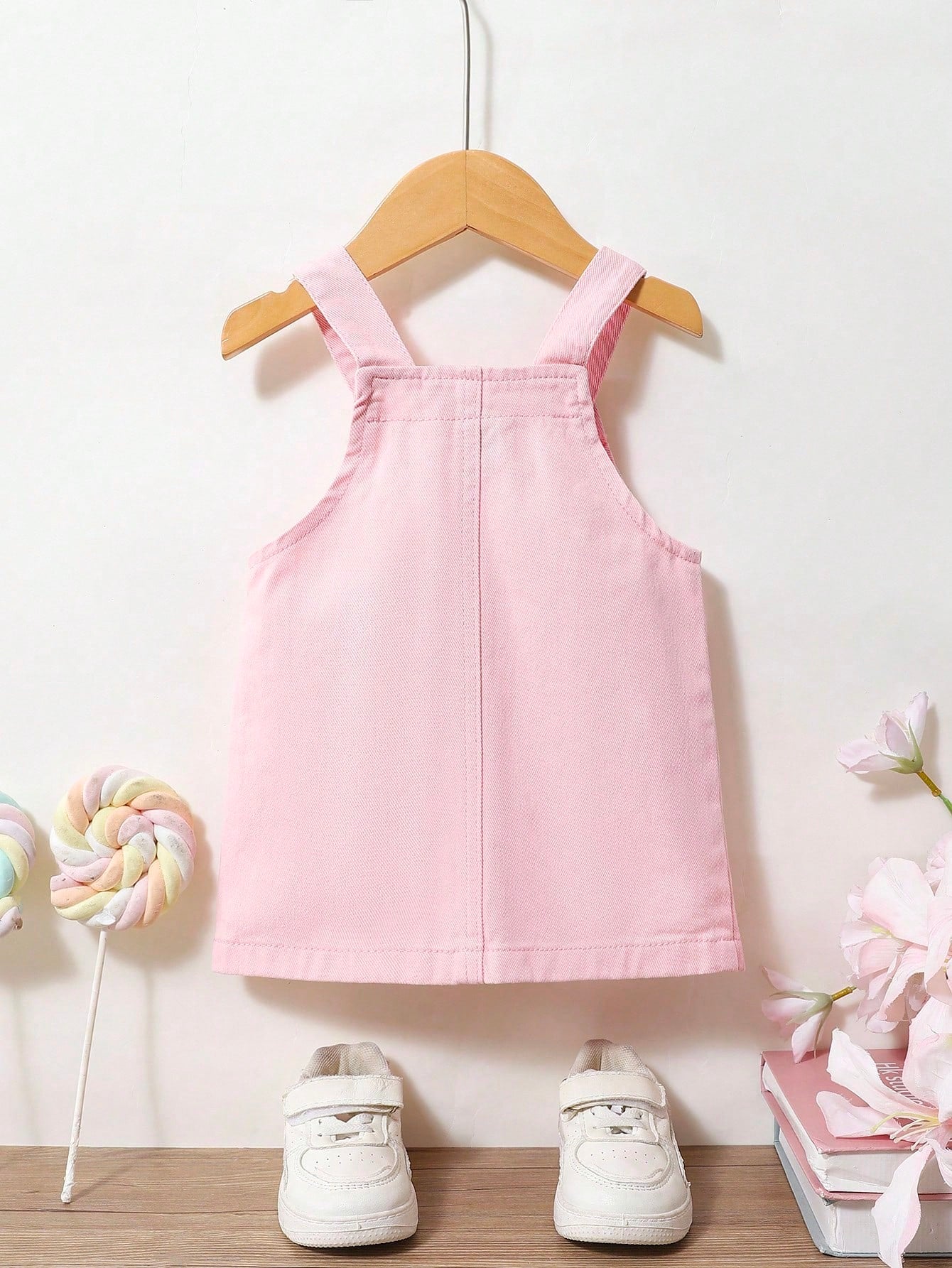 Jardineira Infantil Menina Denim Bordado Floral Bolso Coração