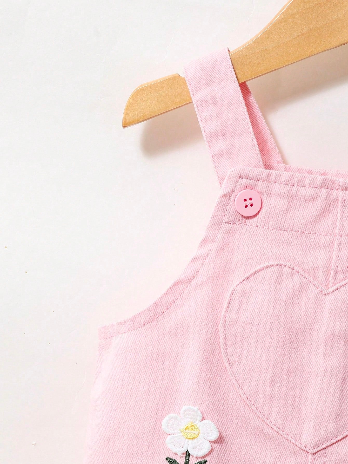 Jardineira Infantil Menina Denim Bordado Floral Bolso Coração