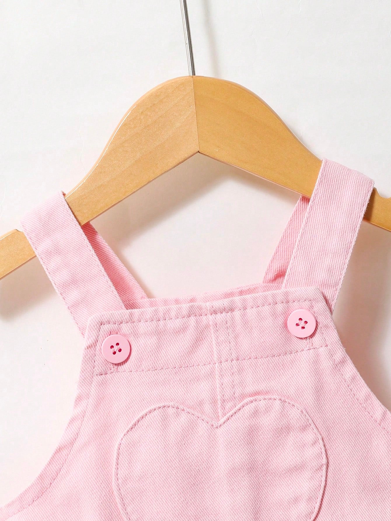 Jardineira Infantil Menina Denim Bordado Floral Bolso Coração
