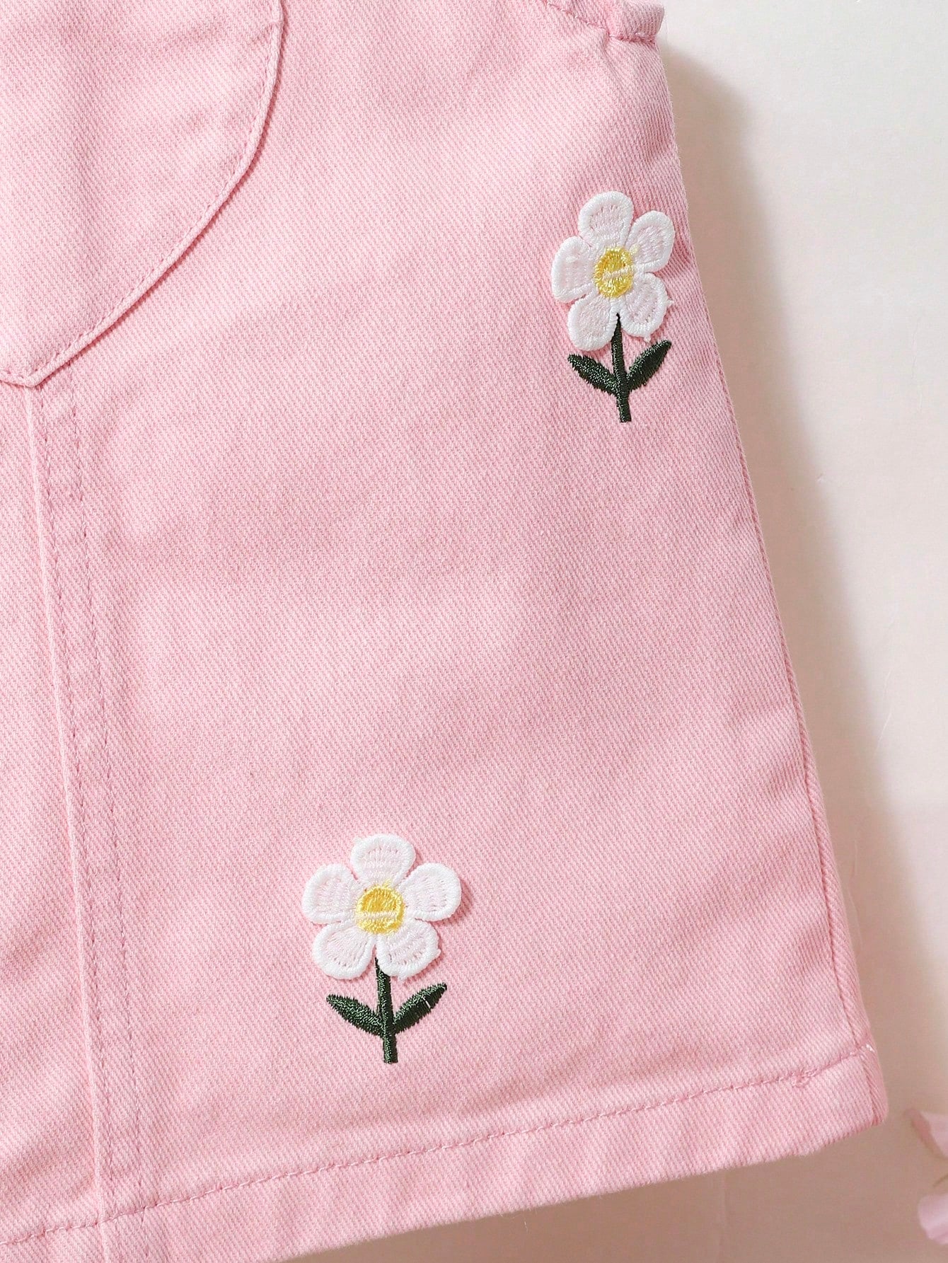Jardineira Infantil Menina Denim Bordado Floral Bolso Coração