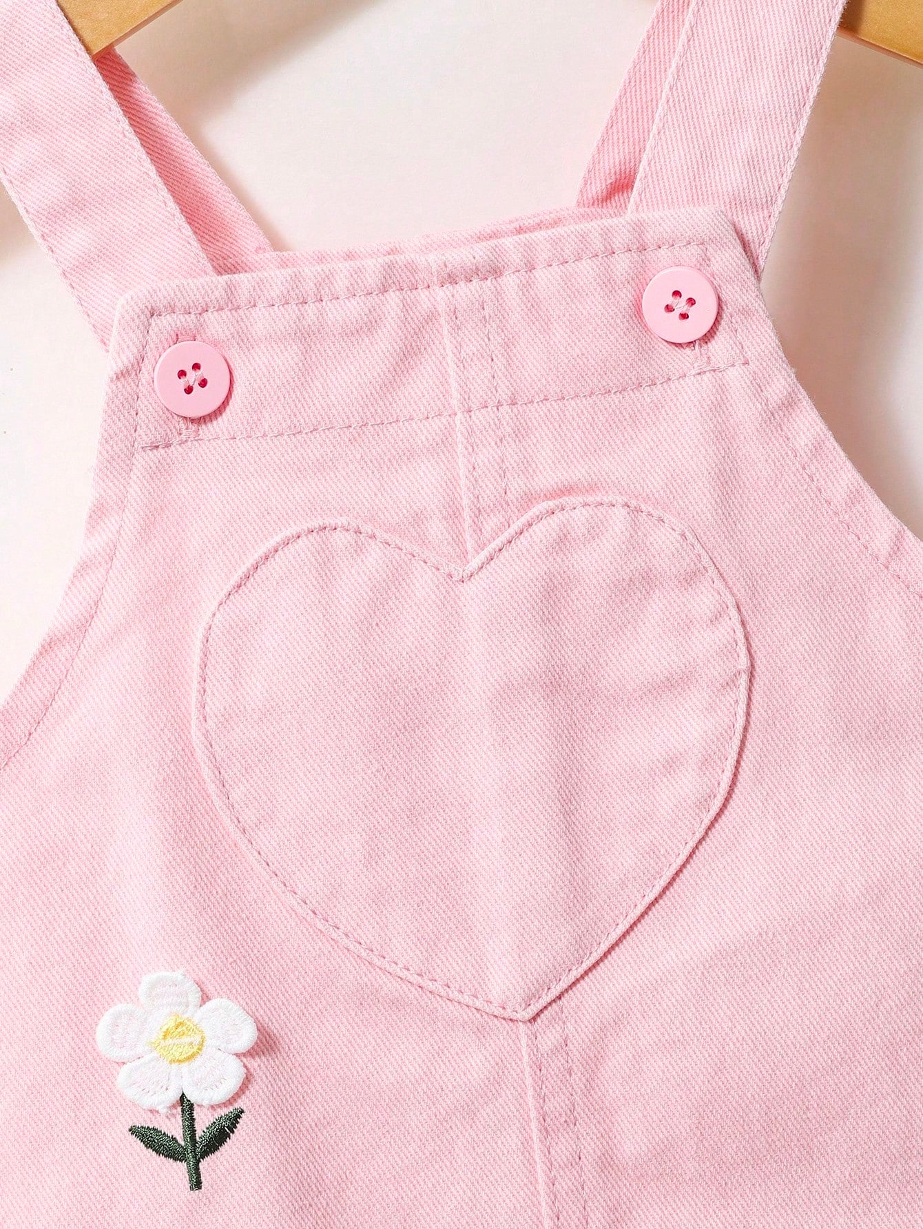 Jardineira Infantil Menina Denim Bordado Floral Bolso Coração
