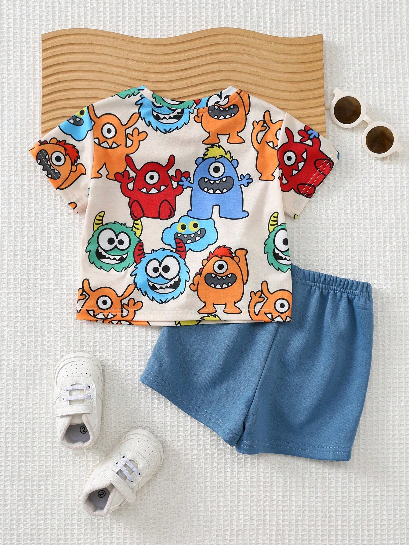 Conjunto 2 Peças Bebê Menino Camiseta Monstros Colorida e Shorts Liso