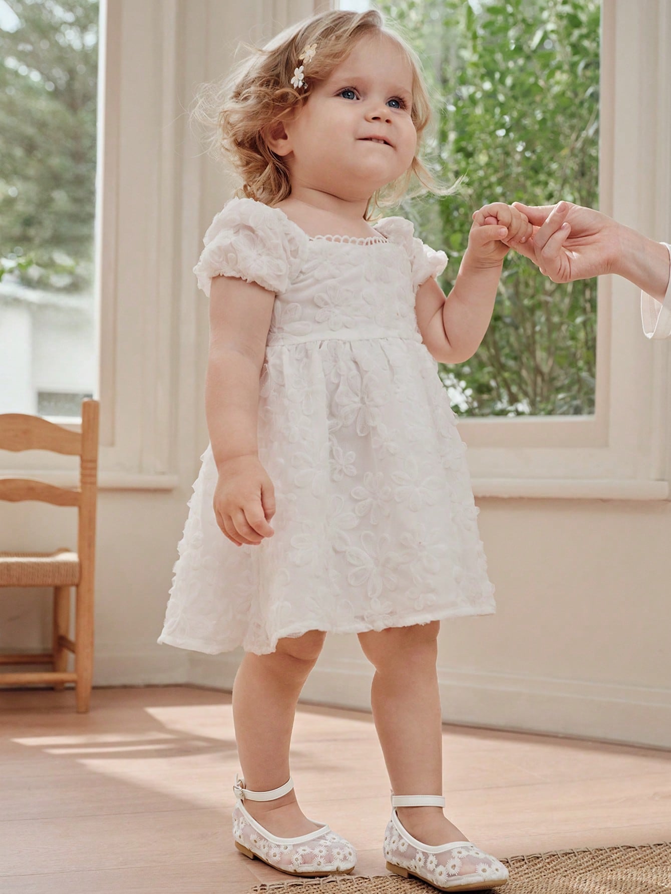 Sapatilha Infantil Menina Bordado Floral Tira Tornozelo Bico Redondo