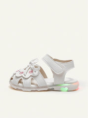 Sandália Infantil Menina Fechada com LED Bordado Floral e Laço