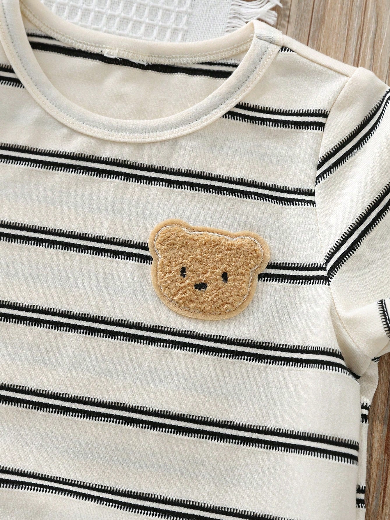 Conjunto 2 Peças Bebê Camiseta Listrada Urso e Shorts Liso Cintura Elástica