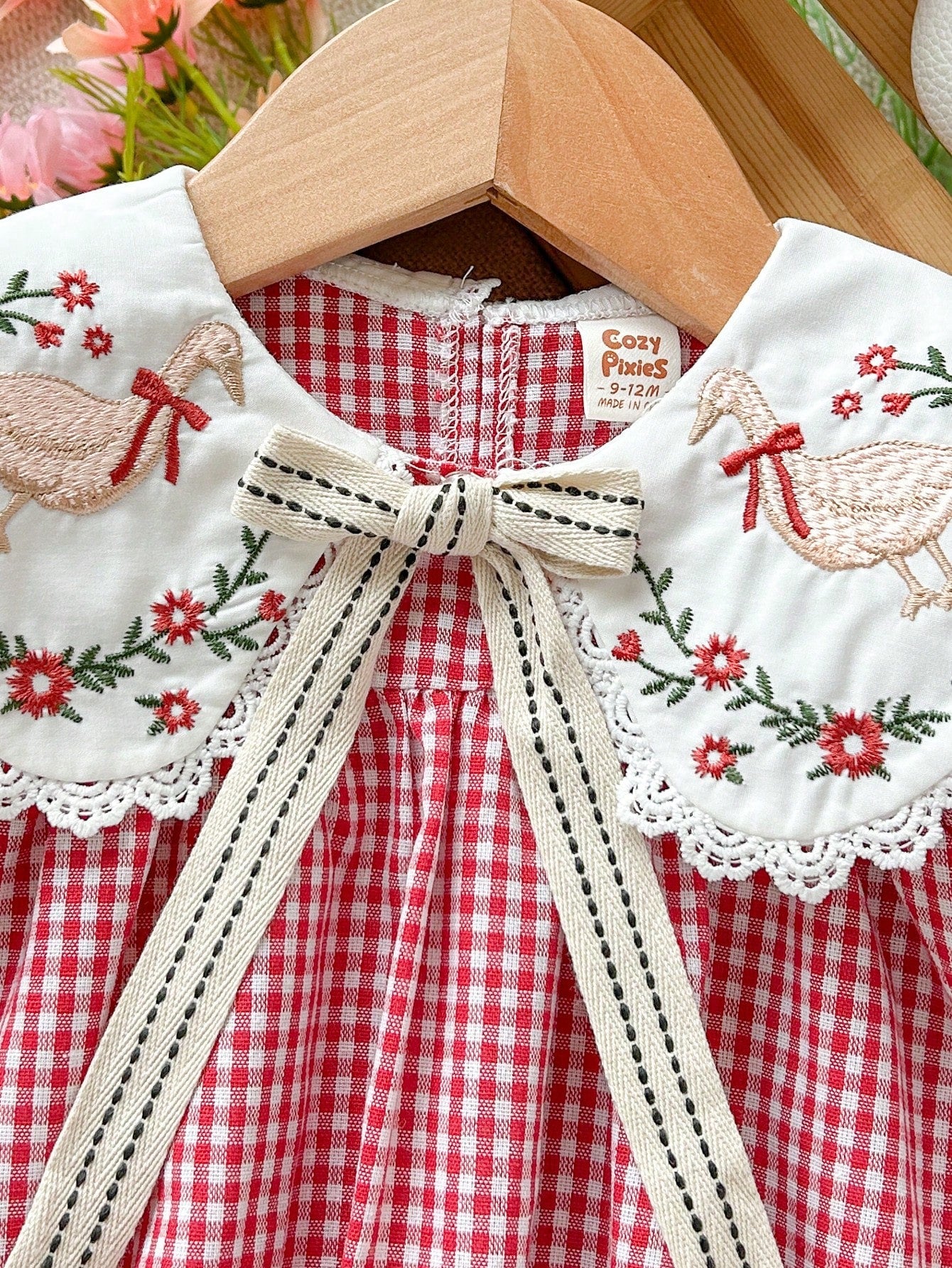 Vestido Bebê Menina Xadrez Gola Bordada Pato Manga Bufante Laço