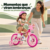 Menina pedalando bicicleta infantil Nathor Flower com supervisão