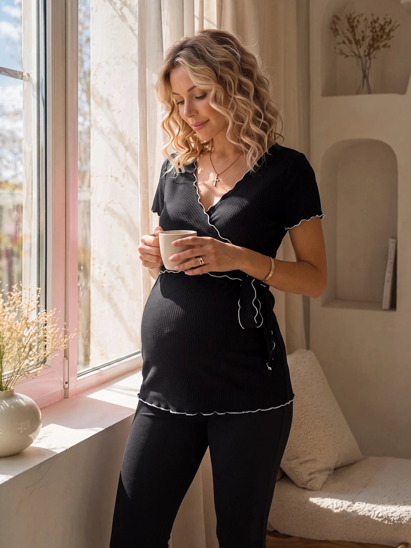 Blusa Gestante de Algodão Decote V com Babado Contrastante e Amarração - Preto