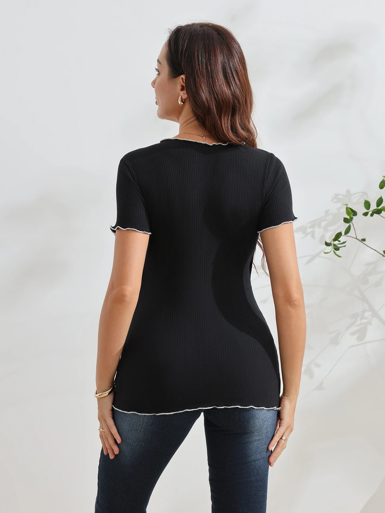 Blusa Gestante de Algodão Decote V com Babado Contrastante e Amarração - Preto