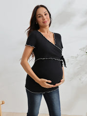 Blusa Gestante de Algodão Decote V com Babado Contrastante e Amarração - Preto