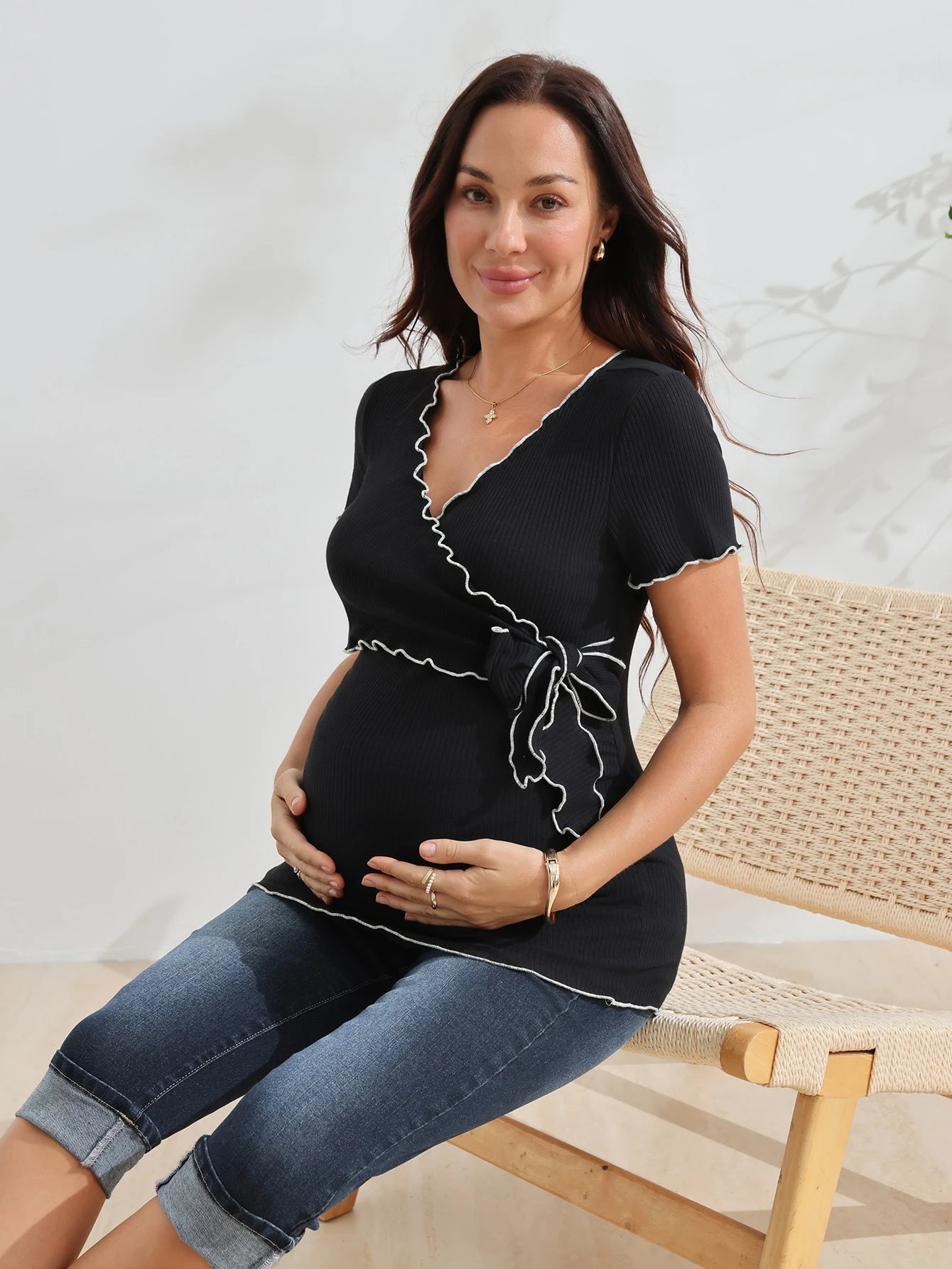Blusa Gestante de Algodão Decote V com Babado Contrastante e Amarração - Preto