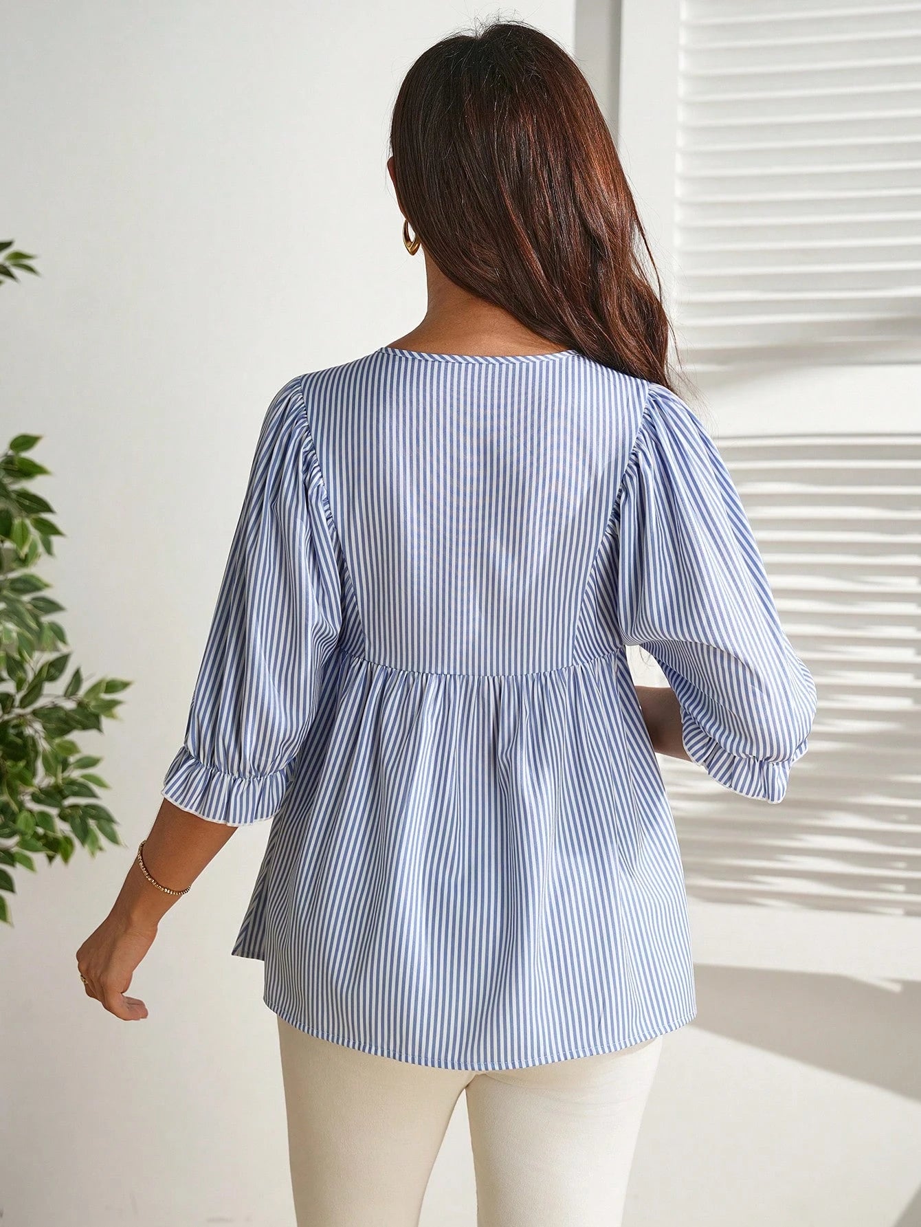 Blusa Gestante e Amamentação Listrada com Botões e Manga Bufante - Azul e branco