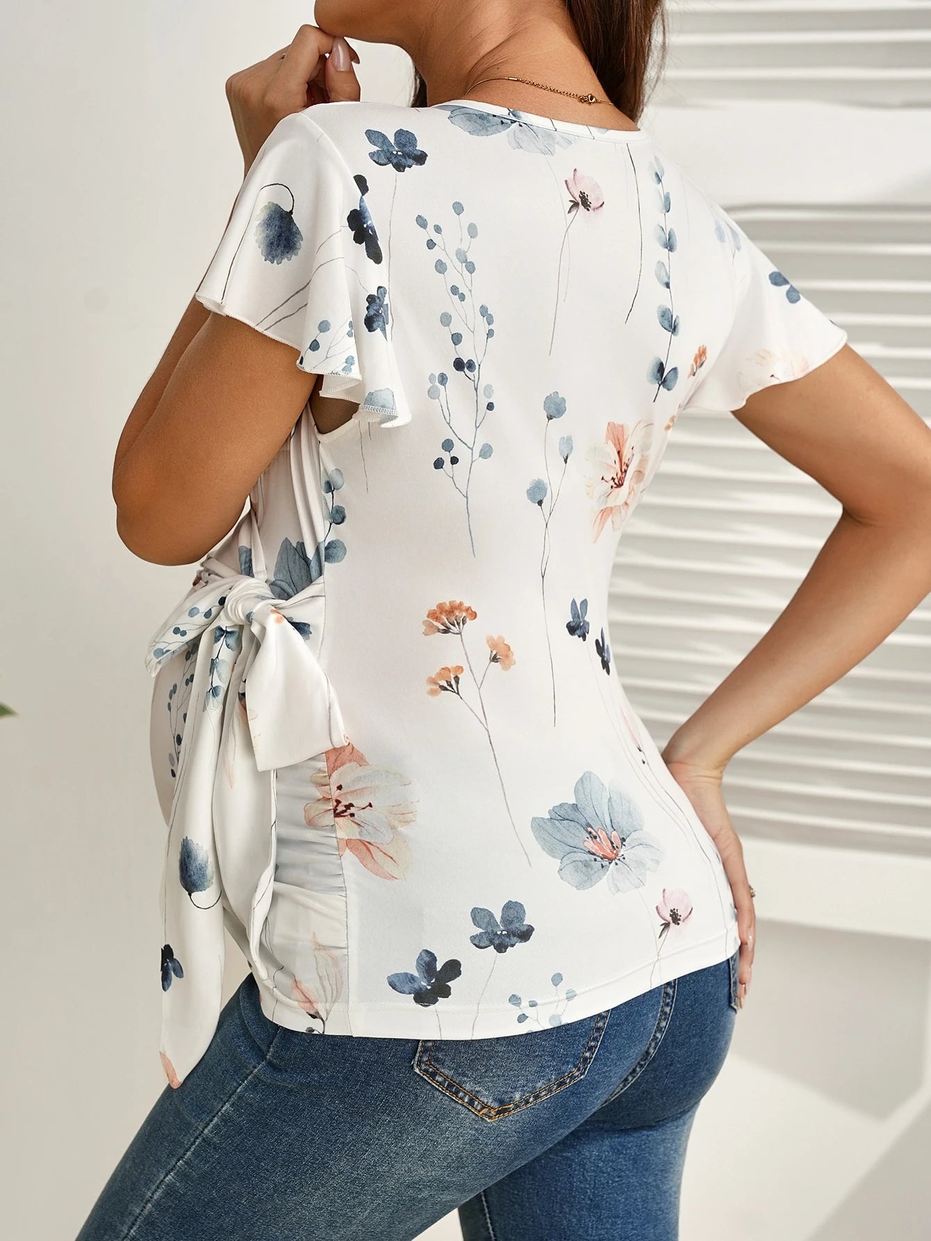 Blusa Gestante e Amamentação Transpassada Floral Manga Curta com Amarração - Branco floral