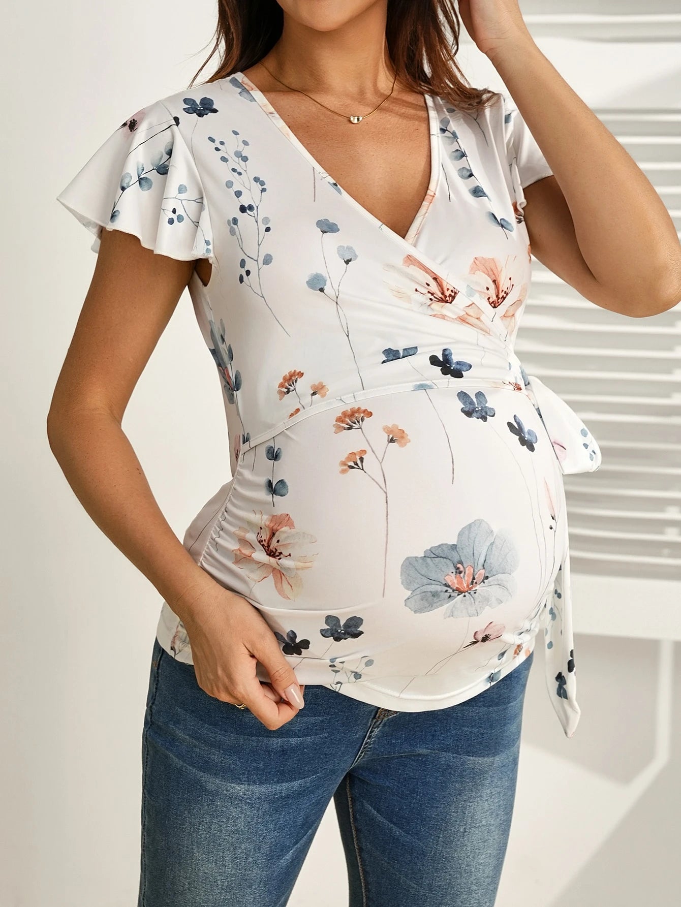 Blusa Gestante e Amamentação Transpassada Floral Manga Curta com Amarração - Branco floral