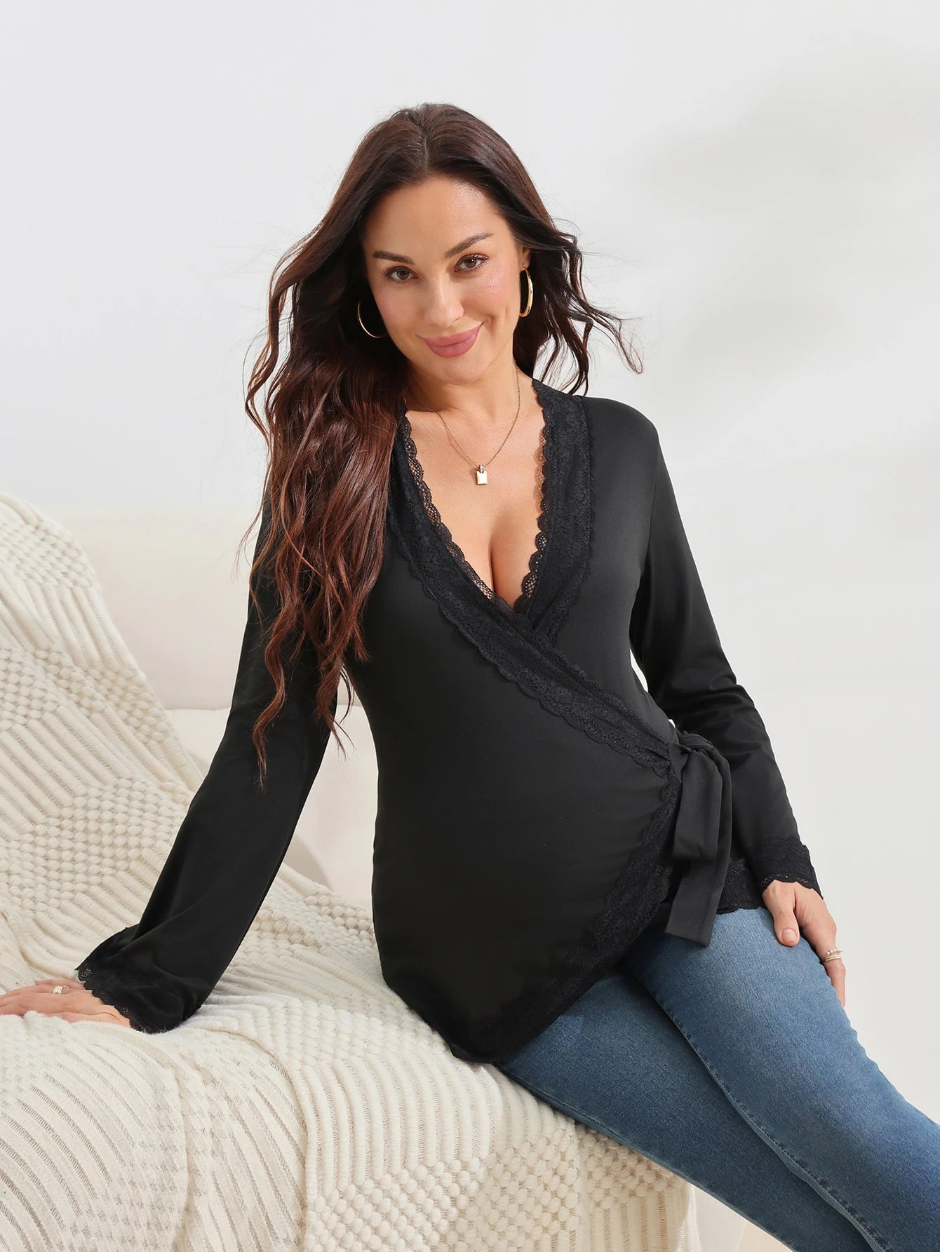 Blusa Gestante e Amamentação Transpassada Manga Flare com Punho de Renda - Preto