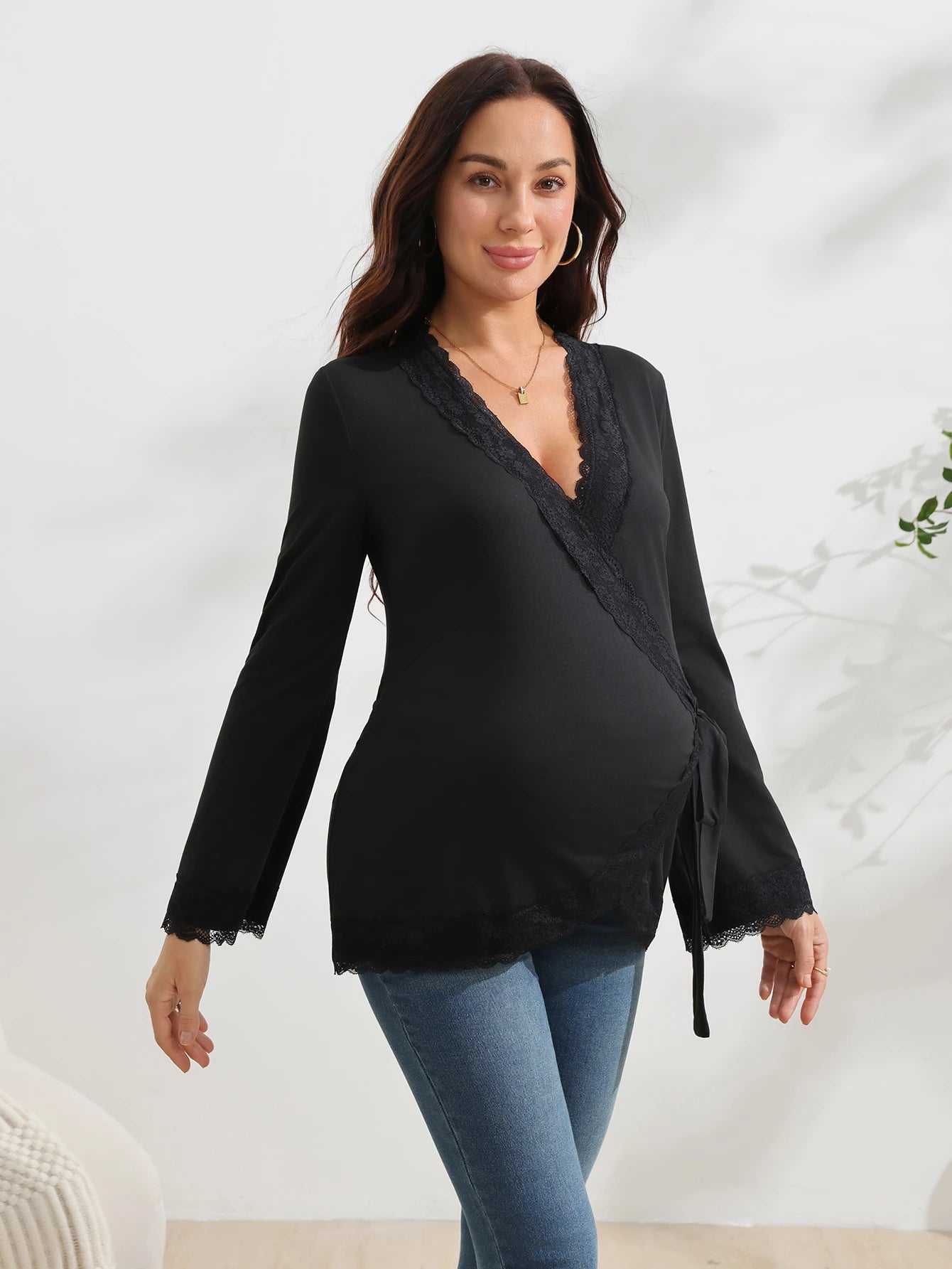 Blusa Gestante e Amamentação Transpassada Manga Flare com Punho de Renda - Preto