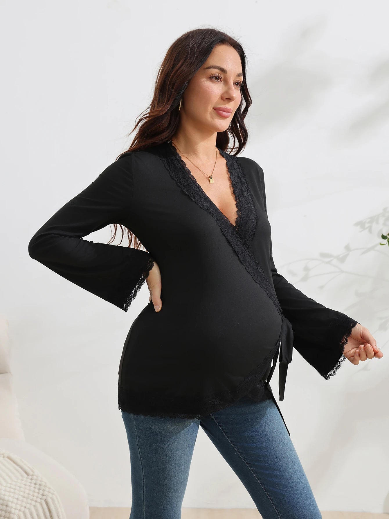 Blusa Gestante e Amamentação Transpassada Manga Flare com Punho de Renda - Preto