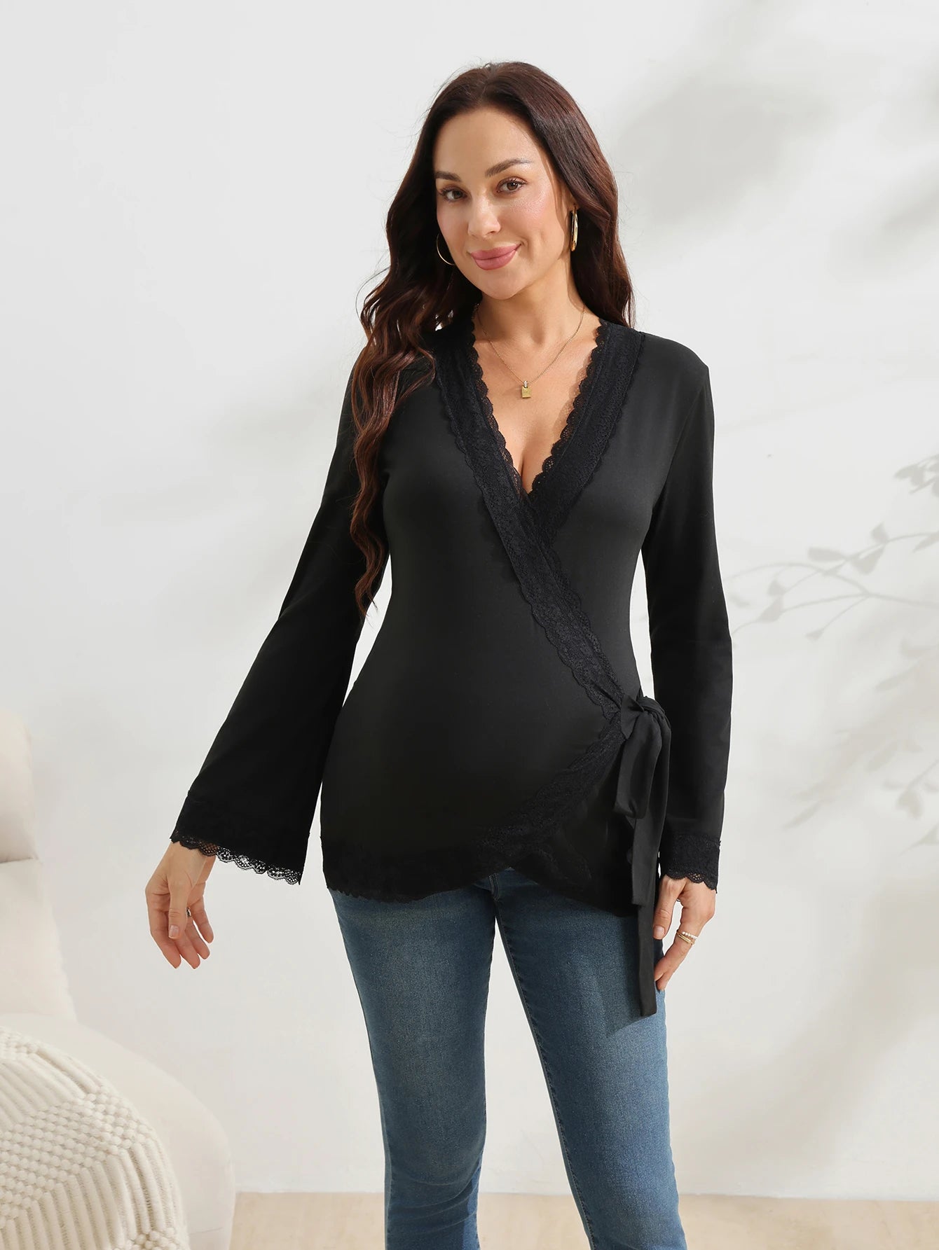 Blusa Gestante e Amamentação Transpassada Manga Flare com Punho de Renda - Preto