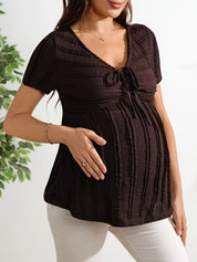 Blusa Gestante Jacquard Manga Curta com Torção Frontal e Decote V - Marrom