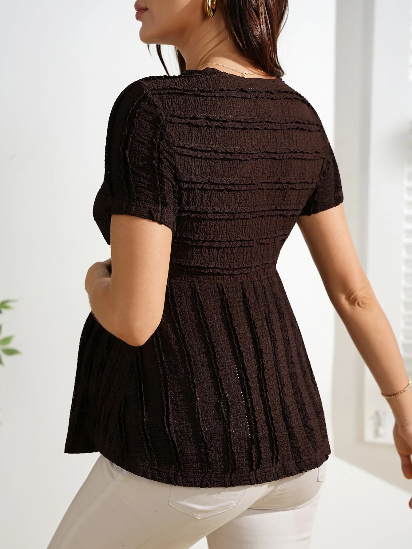 Blusa Gestante Jacquard Manga Curta com Torção Frontal e Decote V - Marrom