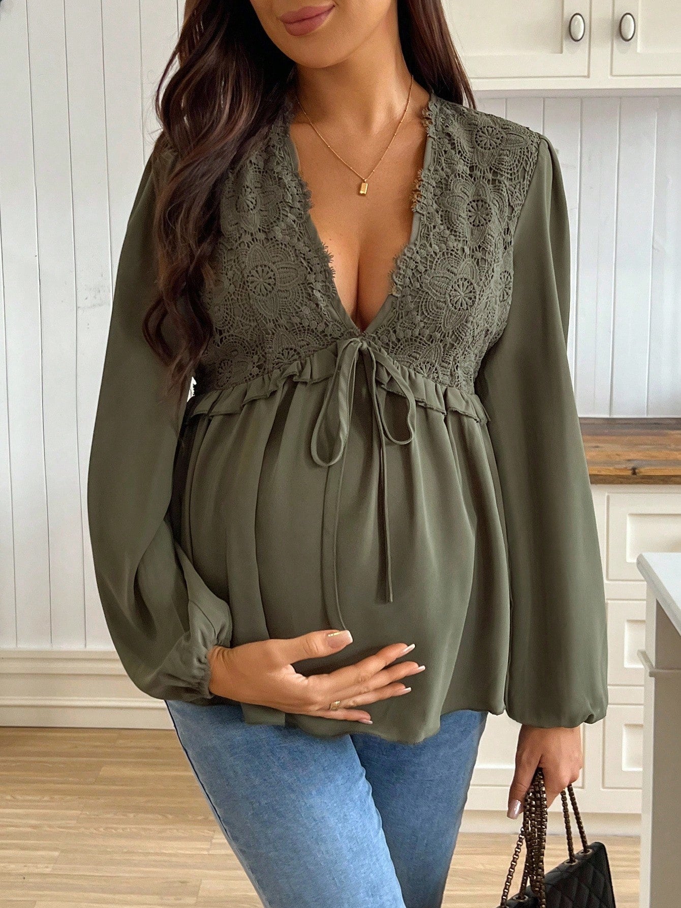 Blusa Gestante Peplum Manga Longa com Renda e Decote V - Verde militar
