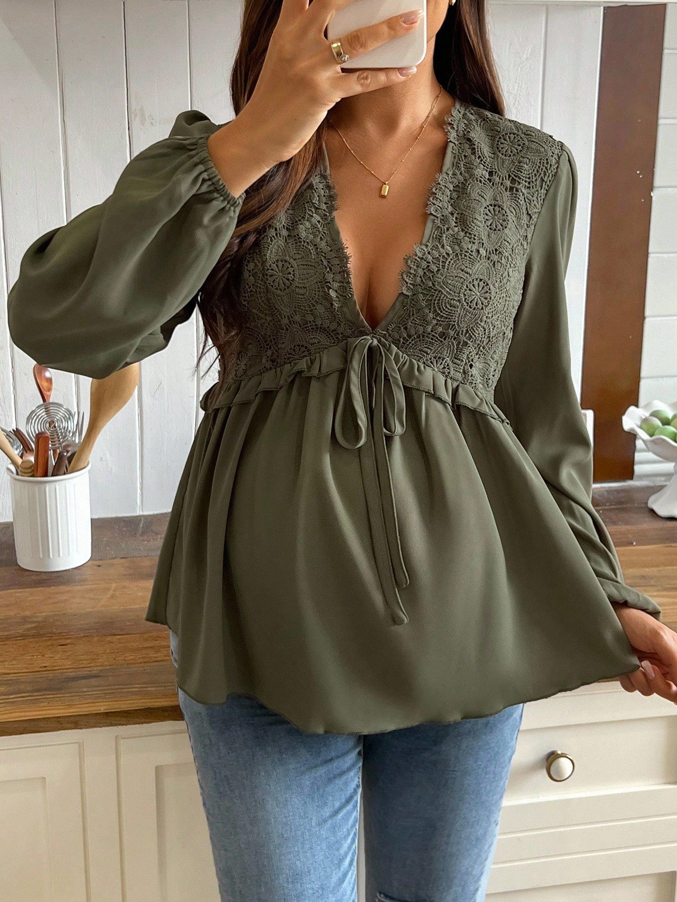 Blusa Gestante Peplum Manga Longa com Renda e Decote V - Verde militar