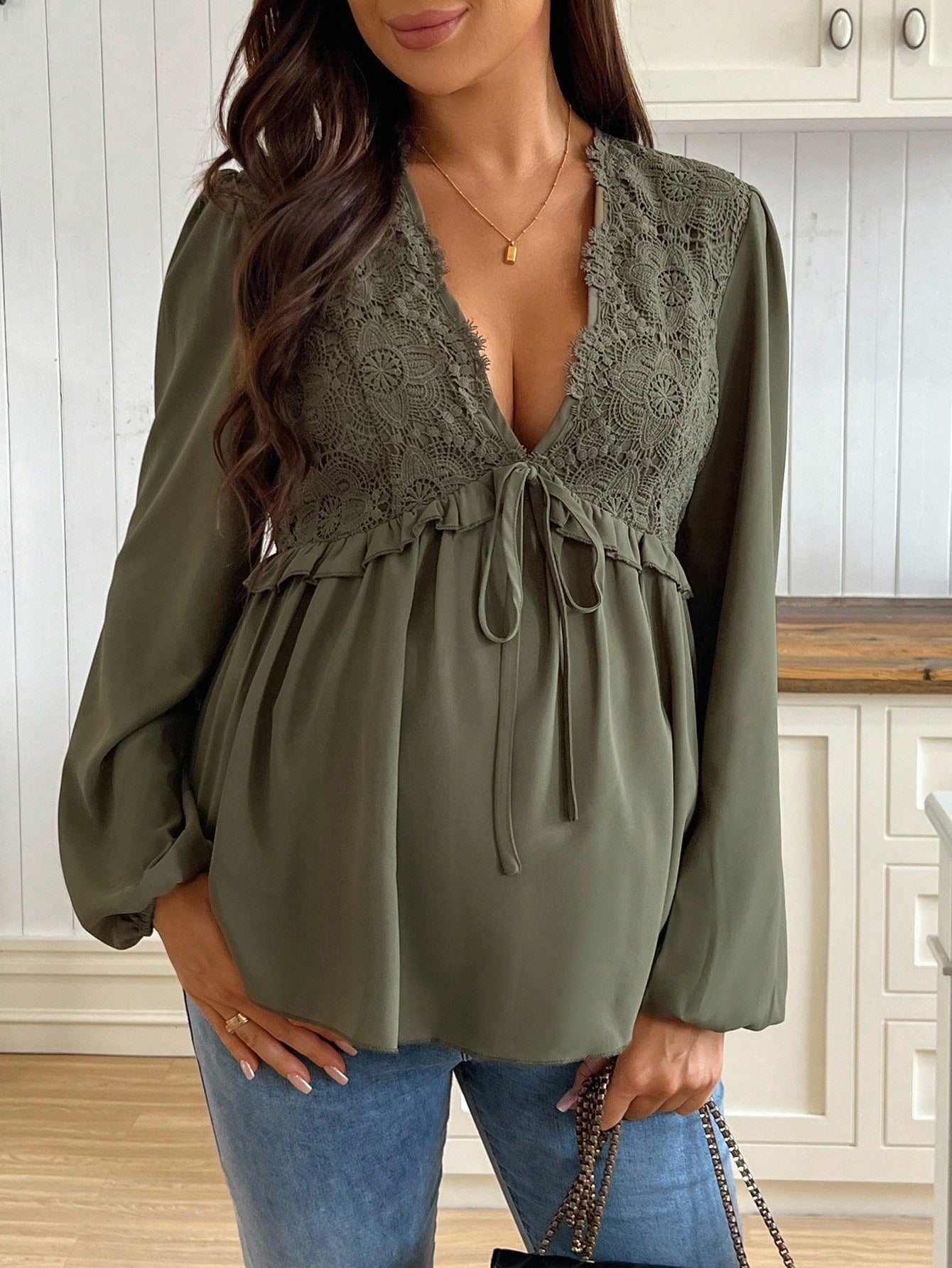 Blusa Gestante Peplum Manga Longa com Renda e Decote V - Verde militar