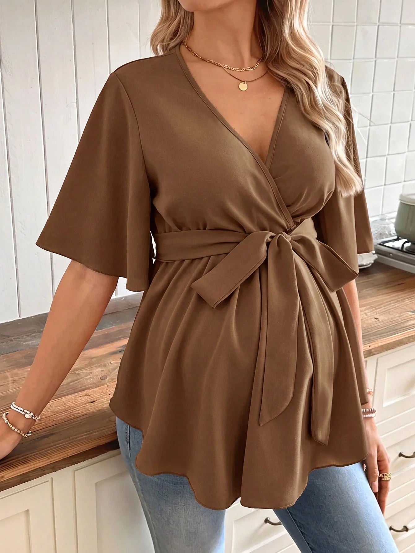 Blusa Gestante Transpassada com Decote V, Faixa e Barra Peplum - Marrom