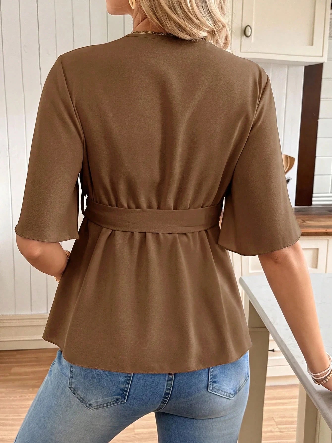 Blusa Gestante Transpassada com Decote V, Faixa e Barra Peplum - Marrom