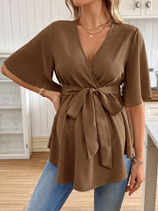 Blusa Gestante Transpassada com Decote V, Faixa e Barra Peplum - Marrom