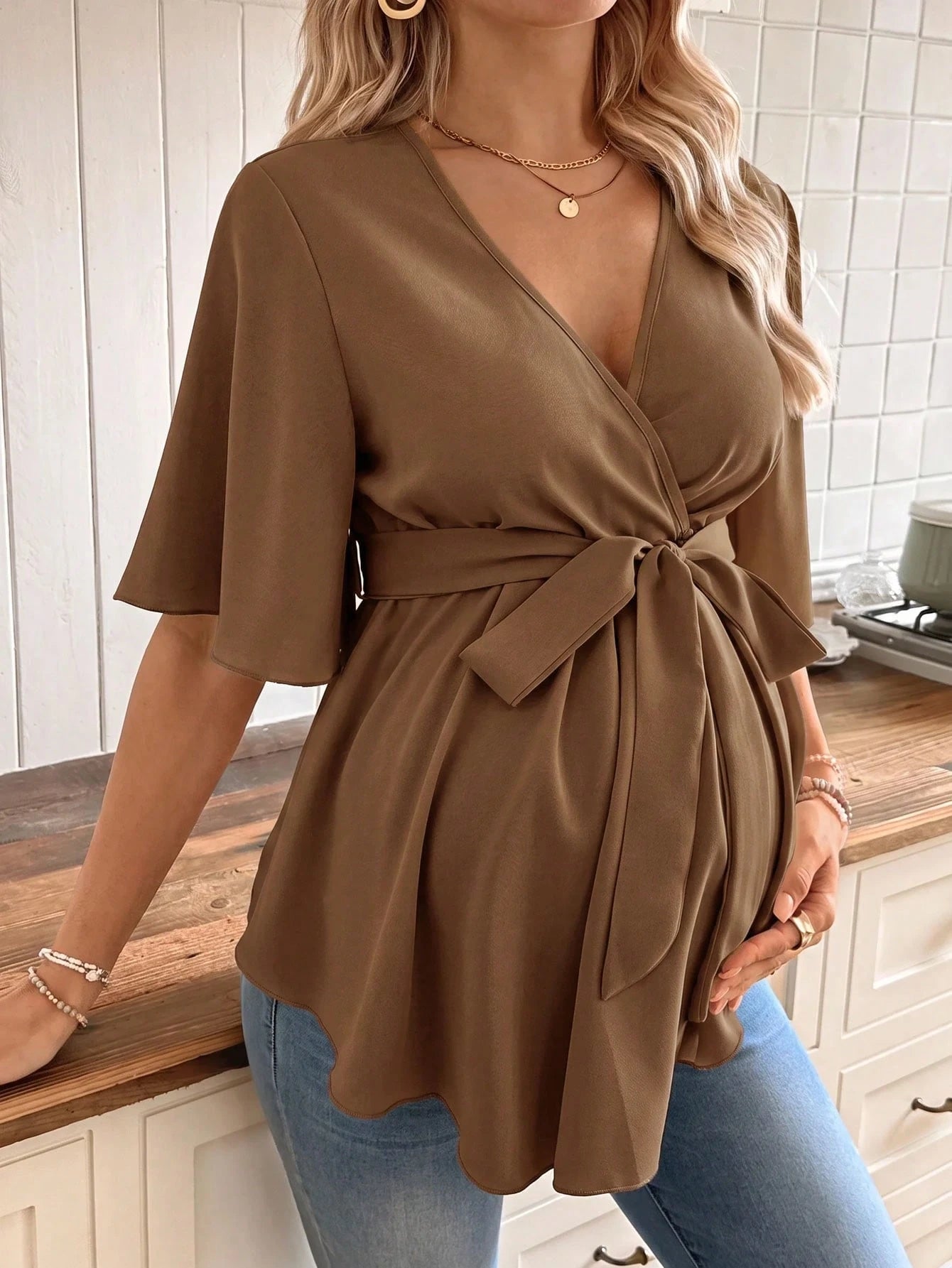 Blusa Gestante Transpassada com Decote V, Faixa e Barra Peplum - Marrom