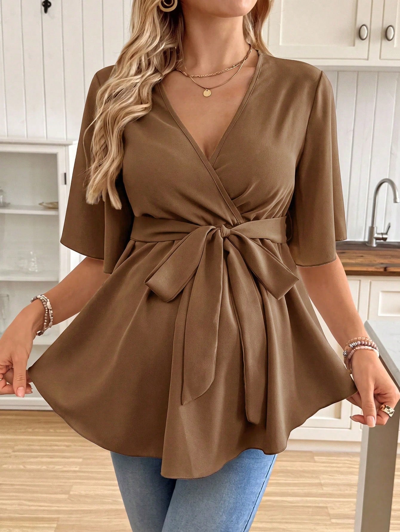 Blusa Gestante Transpassada com Decote V, Faixa e Barra Peplum - Marrom