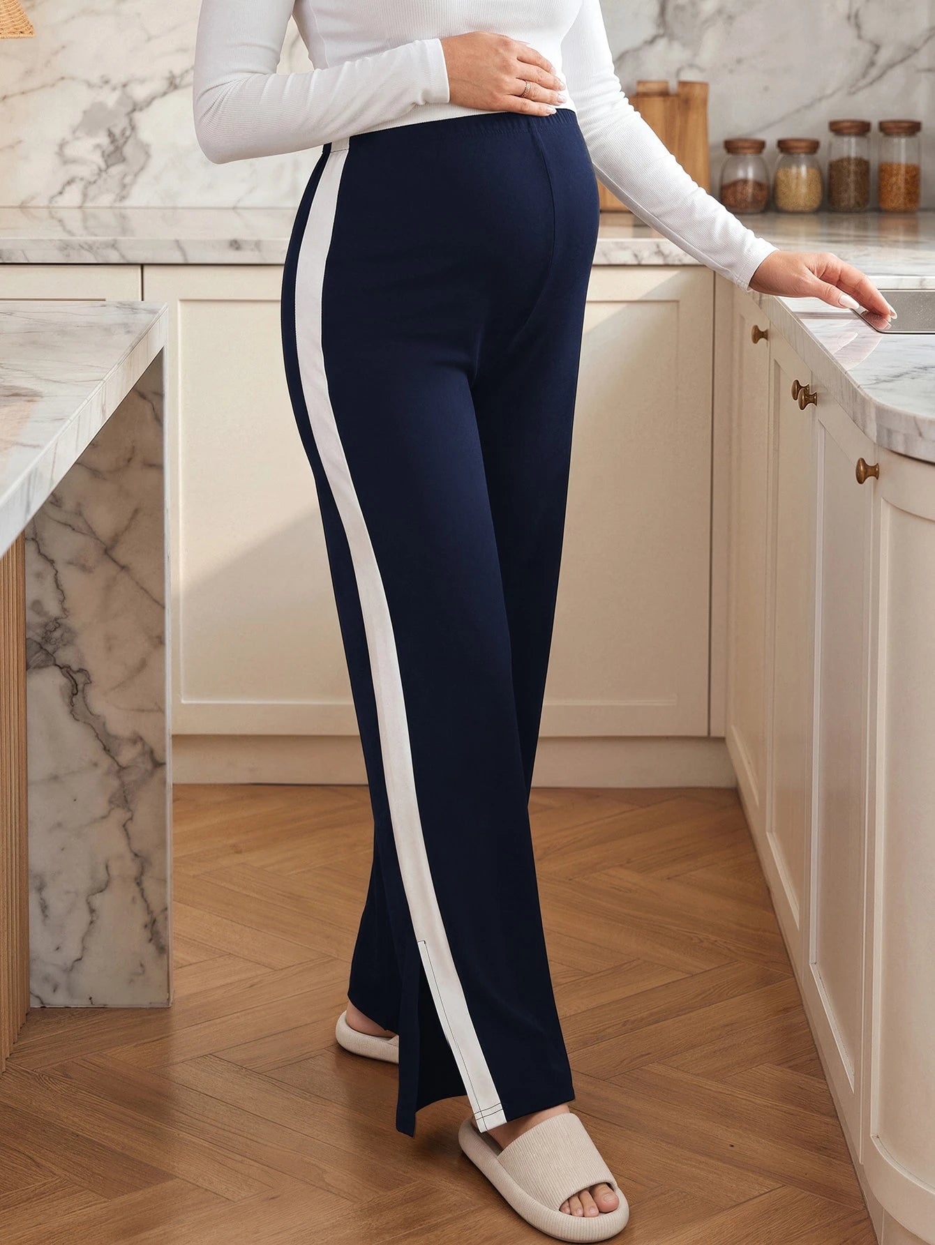 Calça Gestante Perna Reta com Faixa Lateral Contrastante e Cós Alto - Azul marinho