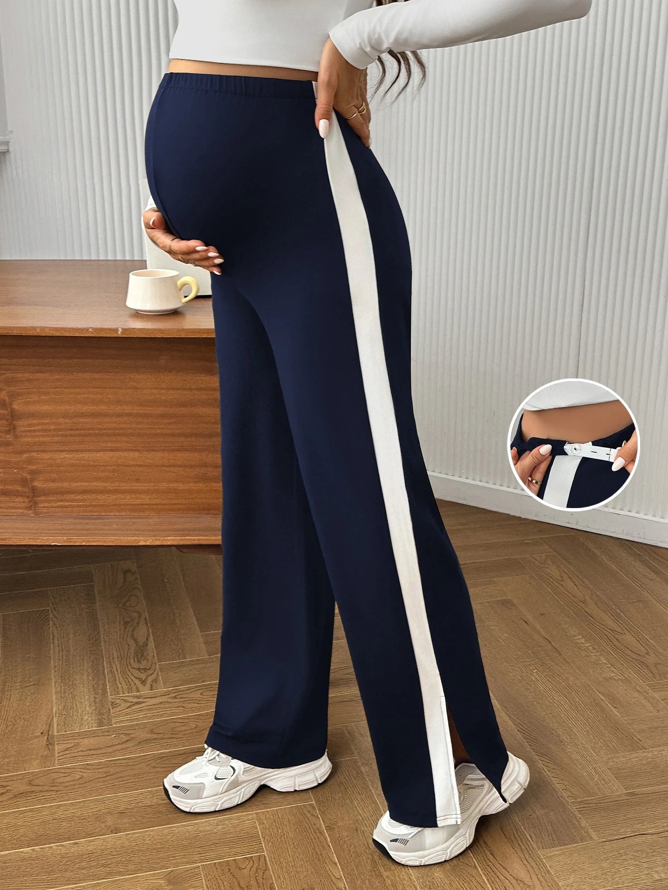 Calça Gestante Perna Reta com Faixa Lateral Contrastante e Cós Alto - Azul marinho