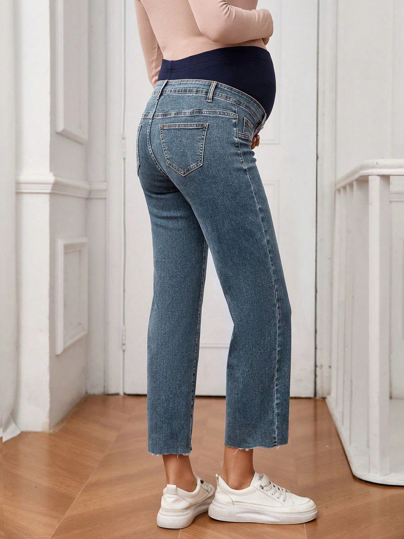Calça Jeans Gestante Reta Cropped com Barra Desfiada e Faixa Alta - Azul médio
