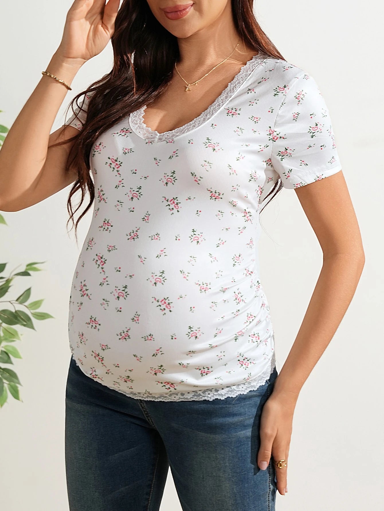 Camiseta Gestante Floral Manga Curta com Renda e Decote V - Branco floral