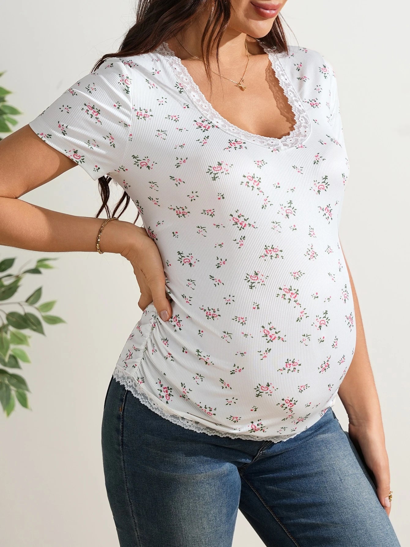 Camiseta Gestante Floral Manga Curta com Renda e Decote V - Branco floral