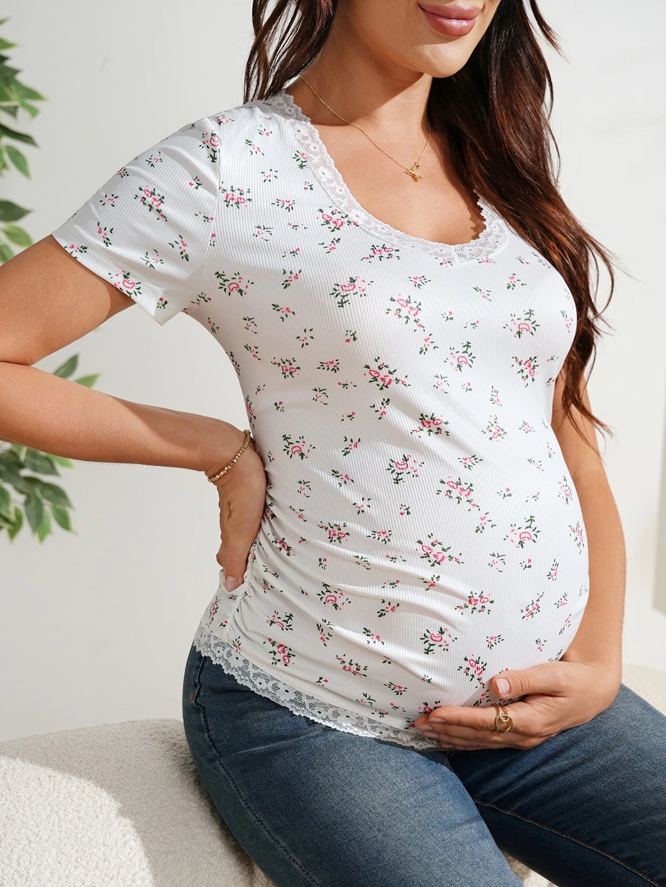 Camiseta Gestante Floral Manga Curta com Renda e Decote V - Branco floral