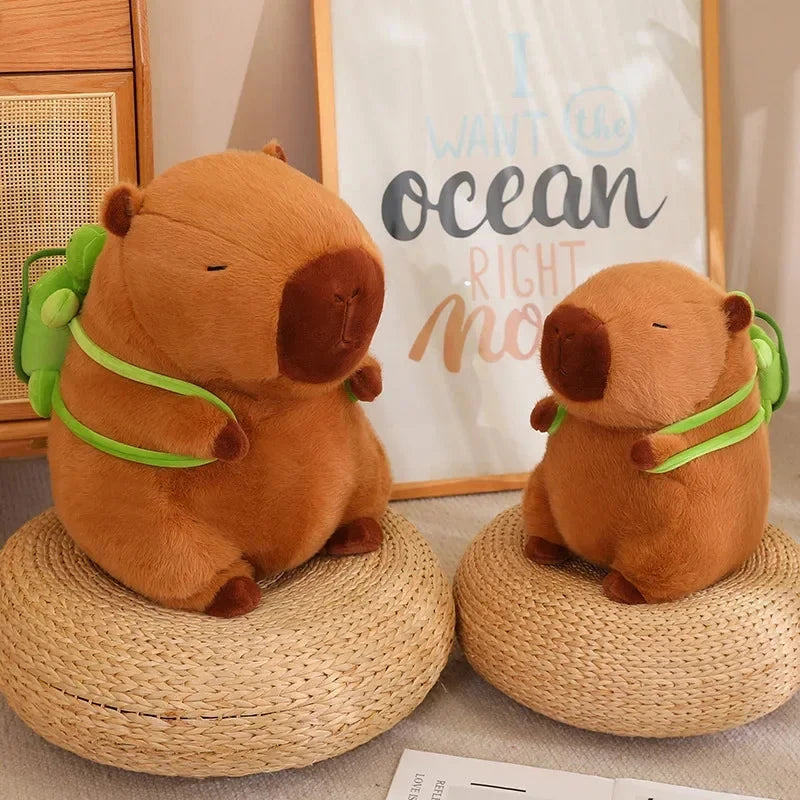 Capivara de Pelúcia com Mochila Brinquedo de Pelúcia 07 Kabannas 