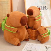 Capivara de Pelúcia com Mochila Brinquedo de Pelúcia 07 Kabannas 