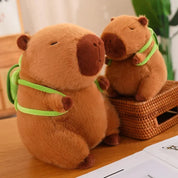 Capivara de Pelúcia com Mochila Brinquedo de Pelúcia 07 Kabannas 