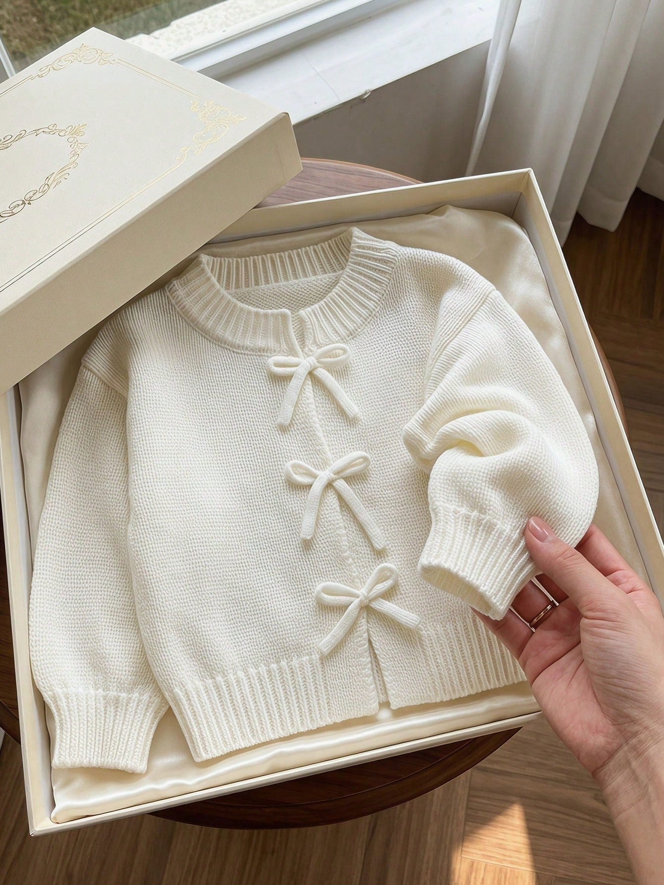 Cardigan Bebê Menina Tricô com Laços 004 Cardigan Menina 01 Kabannas 