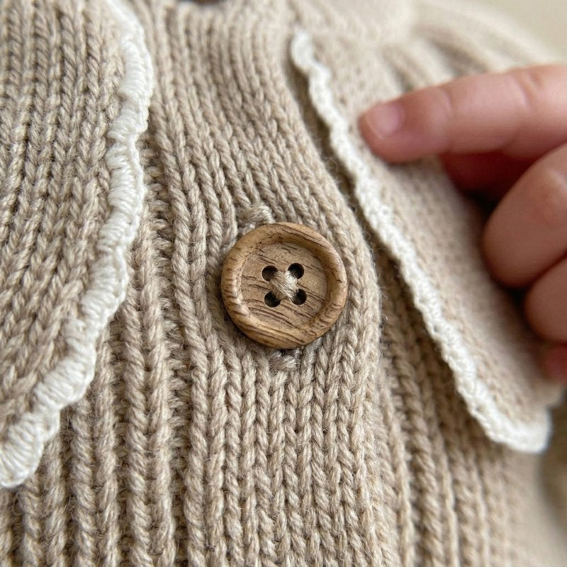 Cardigan Infantil em Tricô Bege com Gola Babado Vintage Moda Vintage Infantil 53 Kabannas 
