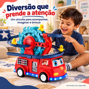 Criança brincando com carrinho bombeiro de pista