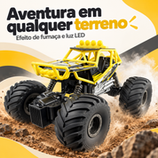 Carrinho off-road amarelo em aventura com efeito de fumaça e LED