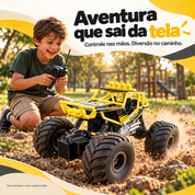 Criança brincando com carrinho off-road de controle remoto