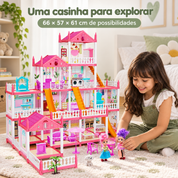 Criança brincando com a casinha de boneca rosa